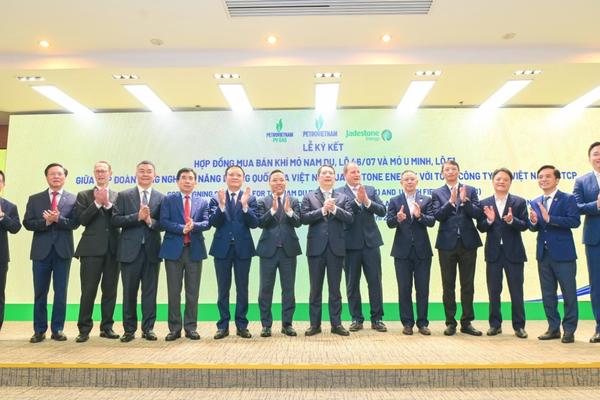 Petrovietnam/PV GAS ký kết và trao các văn kiện Dự án phát triển mỏ Nam Du – U Minh