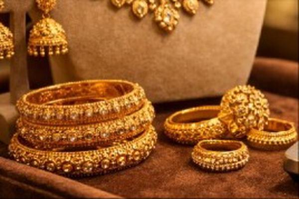 Giá vàng hôm nay 23/4: Vàng trong nước giảm 600.000 đồng/lượng, sắp tới ra sao?