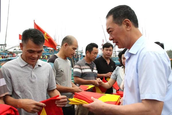 Thanh Hóa: Trao cờ Tổ quốc cho ngư dân Sầm Sơn, lan tỏa tinh thần yêu nước từ biển khơi