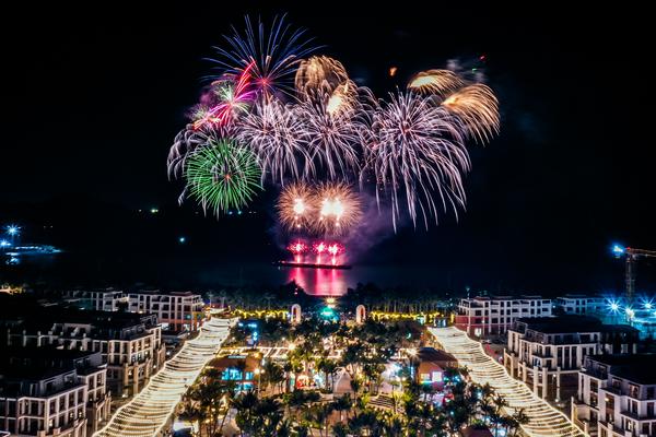 Đêm khai trương VUI-Fest Cát Bà: Hàng nghìn du khách “đổ bộ”, vịnh trung tâm rực sáng không ngủ