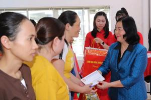 Trao 120 suất quà đến với người dân và công nhân khó khăn