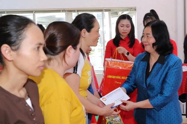 Trao 120 suất quà đến với người dân và công nhân khó khăn