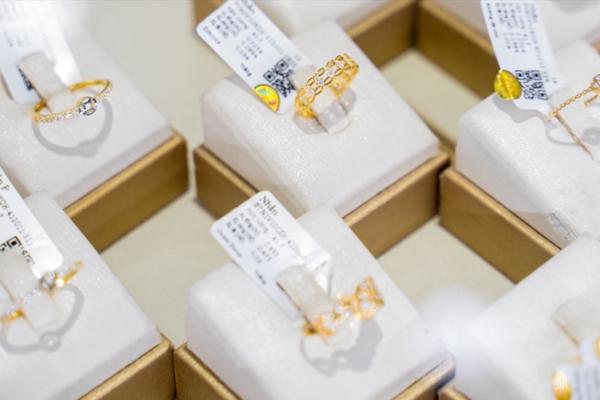 Giá vàng hôm nay 28/4: Thế giới nhích nhẹ, trong nước đi ngang