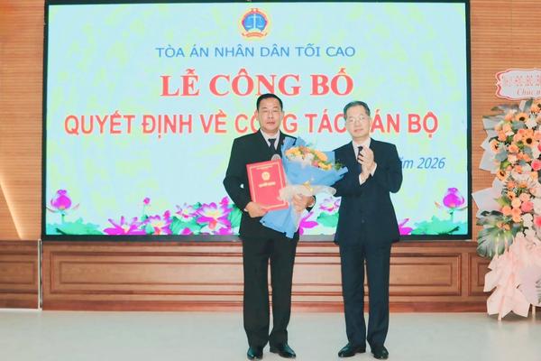 Chánh án Nguyễn Văn Quảng trao quyết định điều động, bổ nhiệm Chánh án TAND tỉnh Cà Mau