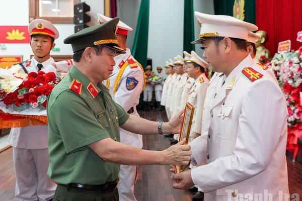 Bộ Công an thăng hàm đại tá cho 21 cán bộ Công an tỉnh Đắk Lắk