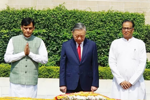 Tổng Bí thư, Chủ tịch nước Tô Lâm đặt vòng hoa tại Khu tưởng niệm Mahatma Gandhi và Tượng Chủ tịch Hồ Chí Minh