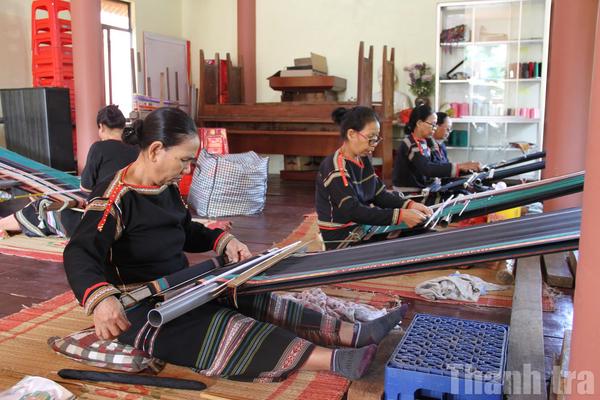 Giữ hồn nghề bên hồ Lắk