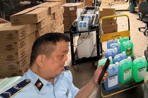 Phát hiện cơ sở thay nhãn hàng trăm lon dung dịch động cơ ở Hà Nội