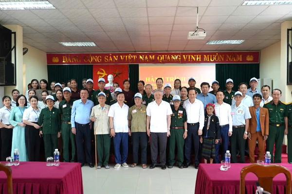 Các nguyên lãnh đạo Đảng, Nhà nước thăm và tặng quà người có công tại Quảng Trị