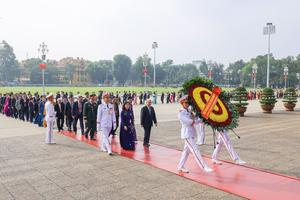Đoàn đại biểu dự Đại hội đại biểu toàn quốc MTTQ Việt Nam lần thứ XI vào Lăng viếng Chủ tịch Hồ Chí Minh