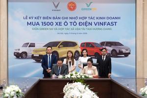 Taxi Hương Giang mua 1.500 ô tô điện VINFAST, mở rộng hợp tác với GREEN SM