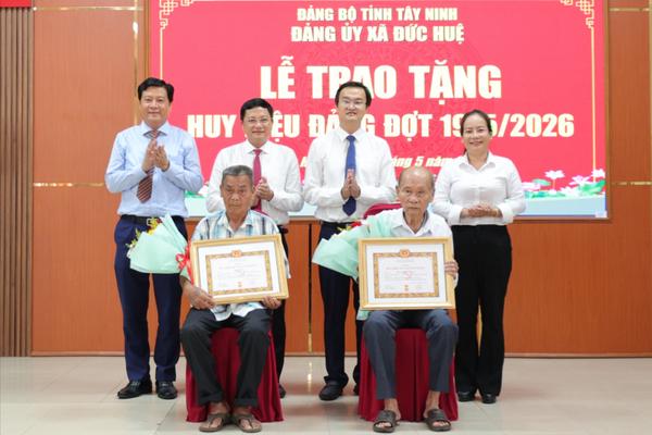 Chánh Thanh tra tỉnh Tây Ninh trao Huy hiệu Đảng cho các đảng viên lão thành xã Đức Huệ