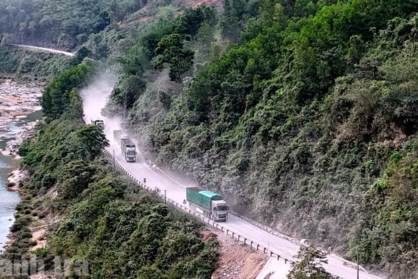 Quảng Trị: Đường Hồ Chí Minh nhánh Tây thi công dang dở, dân oằn mình sống giữa bụi đá