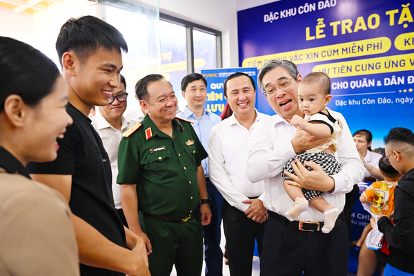 Đầu tiên tại Việt Nam, toàn quân, dân Côn Đảo được VNVC tài trợ tiêm miễn phí vắc xin cúm trong 3 năm cùng kho lạnh bảo quản vắc xin chuẩn quốc tế