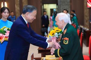 Tổng Bí thư, Chủ tịch nước trao tặng Huy hiệu Đảng cho đảng viên lão thành