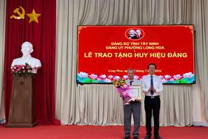 Chánh Thanh tra tỉnh Tây Ninh trao Huy hiệu Đảng tại phường Long Hoa