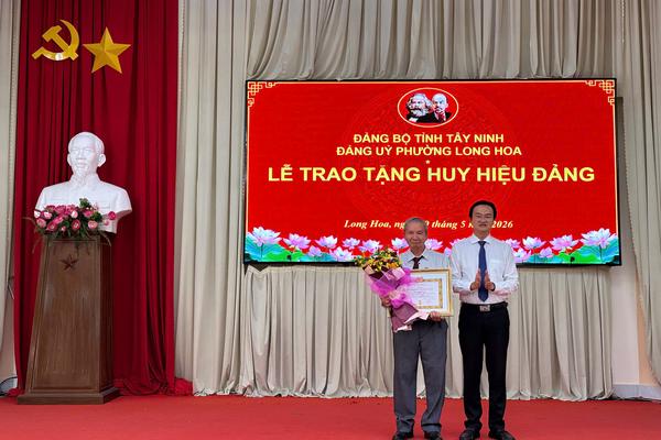 Chánh Thanh tra tỉnh Tây Ninh trao Huy hiệu Đảng tại phường Long Hoa