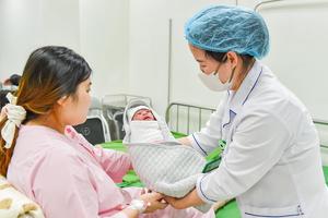 Phụ nữ sinh đủ 2 con trước 35 tuổi được hỗ trợ tối thiểu 2 triệu đồng từ 2027