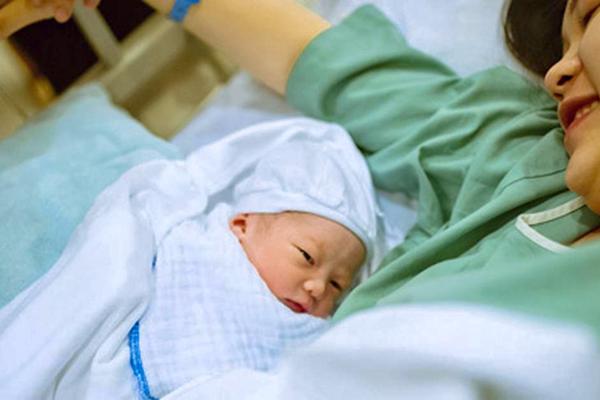 Phụ nữ sinh đủ 2 con trước 35 tuổi sẽ được hỗ trợ tối thiểu 2 triệu đồng
