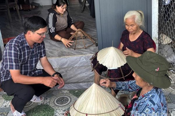 Giữ hồn quê qua những vành nón lá ở Hòa Thịnh