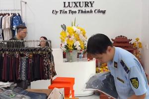 Hà Nội: Phát hiện gần 1.800 sản phẩm thời trang nghi giả mạo hàng loạt thương hiệu lớn