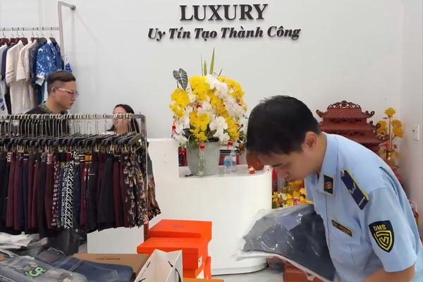 Hà Nội: Phát hiện gần 1.800 sản phẩm thời trang nghi giả mạo hàng loạt thương hiệu lớn