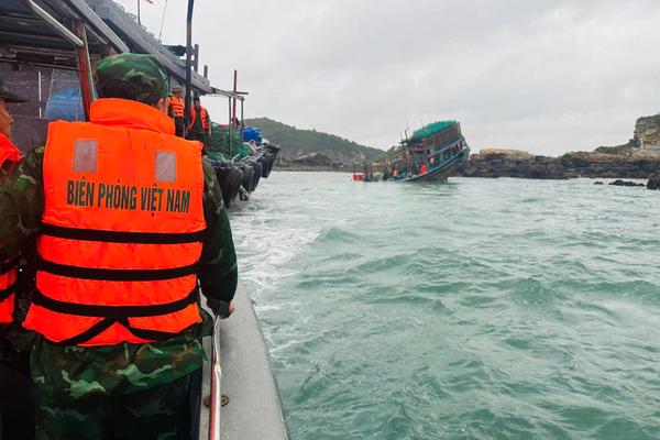 Cứu hộ thành công 8 ngư dân gặp nạn trên vùng biển Cô Tô