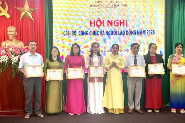 Vụ chậm thăng hạng ở Đắk Lắk: Đừng để sự chậm trễ làm tổn thương những người gieo chữ