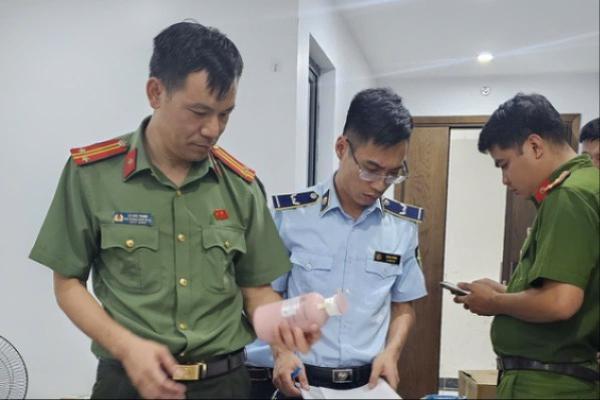 Hơn 400 chai dầu gội, dầu xả nghi giả bị phát hiện tại Hà Nội