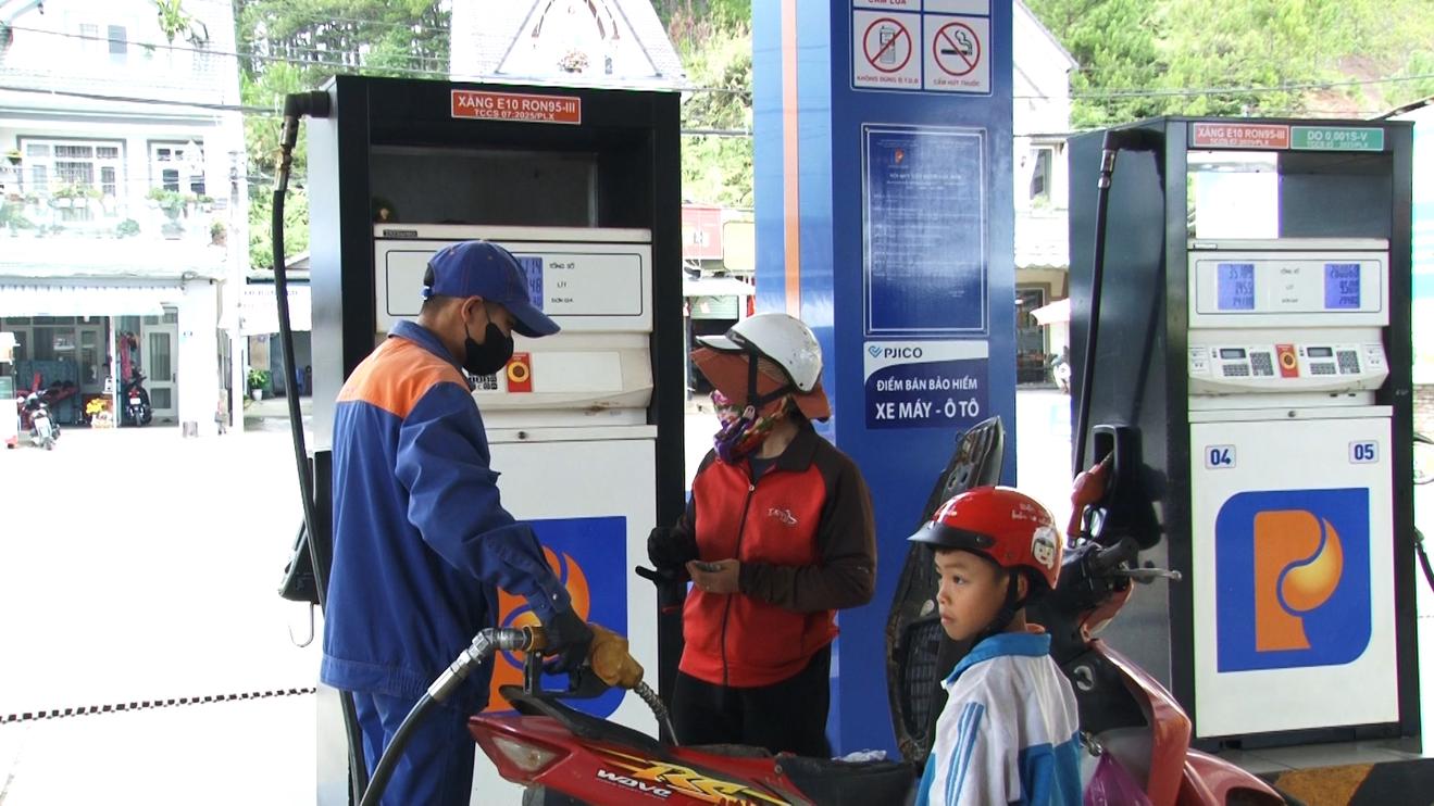 Ngày đầu kinh doanh xăng E10 tại Lâm Đồng: Nguồn cung thông suốt, chưa phát sinh bất cập