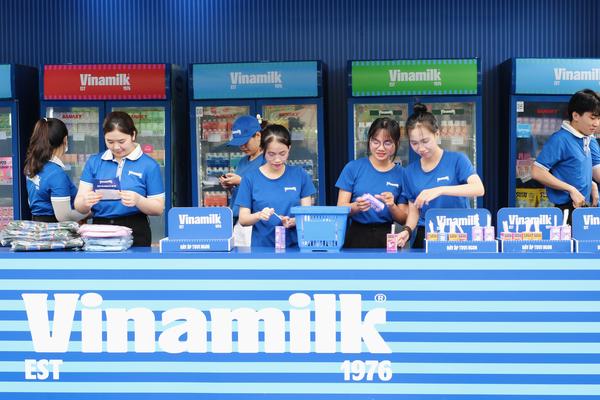 Vinamilk cùng trẻ em tận hưởng ngày hội mùa hè tại Phú Mỹ Hưng