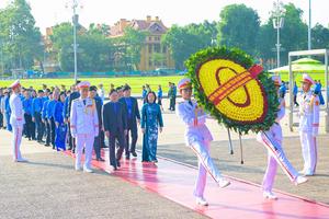 Đoàn đại biểu dự Đại hội Công đoàn Việt Nam lần thứ XIV vào Lăng viếng Chủ tịch Hồ Chí Minh