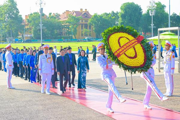 Đoàn đại biểu dự Đại hội Công đoàn Việt Nam lần thứ XIV vào Lăng viếng Chủ tịch Hồ Chí Minh