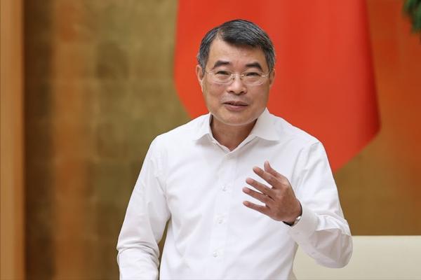 Thủ tướng: Nếu cần thiết, tạm thời giữ ổn định giá dịch vụ y tế, giáo dục