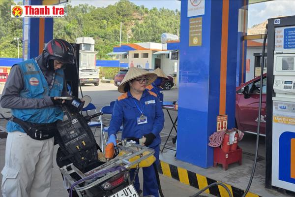 Giá xăng giảm gần 1.500 đồng/lít