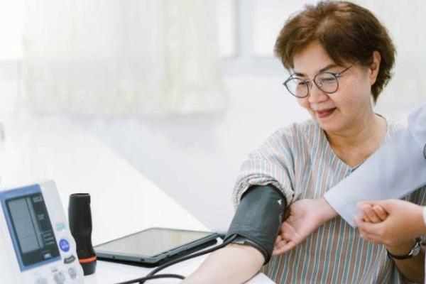 Người tăng huyết áp mới mắc và lâu năm cần làm gì để kiểm soát huyết áp hiệu quả?