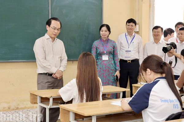 Bộ trưởng Bộ GD&ĐT: Tuyệt đối không chủ quan, đặt quyền lợi thí sinh lên hàng đầu