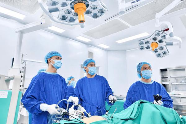 Vinmec Hạ Long cứu nữ bệnh nhân 45 tuổi thoát nguy cơ thủng đại tràng do polyp tái phát phức tạp