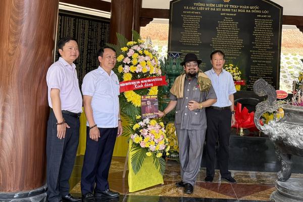 Nhà hoạt động xã hội tiêu biểu ASEAN Nguyễn Hoàng Sang dâng hương tri ân các anh hùng liệt sĩ tại Khu di tích Ngã ba Đồng Lộc