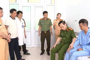 Lãnh đạo Công an Thanh Hoá thăm cán bộ bị thương khi làm nhiệm vụ