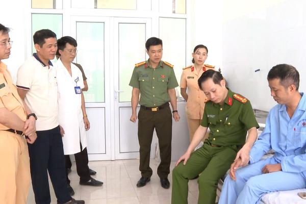 Lãnh đạo Công an Thanh Hoá thăm cán bộ bị thương khi làm nhiệm vụ