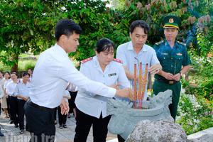 Chi bộ 4 - Đảng bộ Thanh tra Vĩnh Long: Gắn sinh hoạt chuyên đề với hoạt động về nguồn