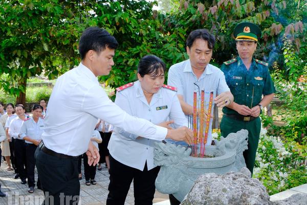 Chi bộ 4 - Đảng bộ Thanh tra Vĩnh Long: Gắn sinh hoạt chuyên đề với hoạt động về nguồn