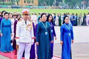 Đoàn đại biểu dự Đại hội Phụ nữ toàn quốc lần thứ XIV vào Lăng viếng Chủ tịch Hồ Chí Minh
