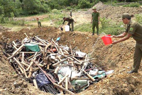 Thanh Hoá: Tiêu hủy hàng nghìn vũ khí, vật liệu nổ, công cụ hỗ trợ