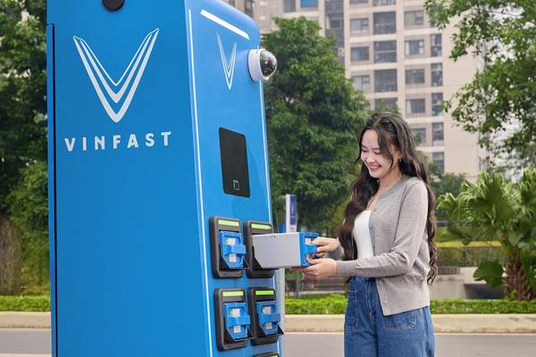 Tủ đổi pin VinFast khắp nơi, hậu mãi 5 sao, người dùng Việt ngày càng tự tin “bỏ xăng, sang điện”