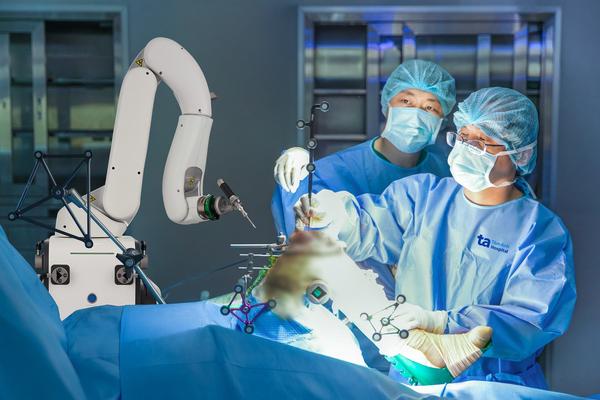 Bệnh viện Tâm Anh trở thành trung tâm quốc tế xuất sắc về thay khớp bằng robot AI