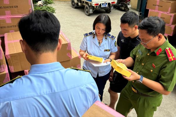 Tạm giữ 57.000 miếng mặt nạ nghi giả mạo nhãn hiệu tại Hà Nội