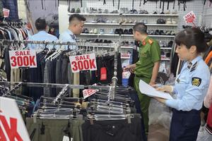 Tạm giữ hơn 2.600 sản phẩm nghi giả mạo The North Face, Nike, Adidas tại Hà Nội