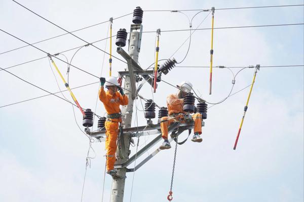 Nắng nóng khiến phụ tải điện lập kỷ lục, ngành điện vận hành hệ thống ra sao?